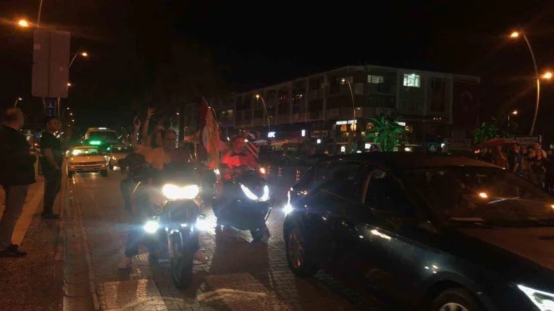 Marmaris’te Galatasaraylılar sokağa taştı
