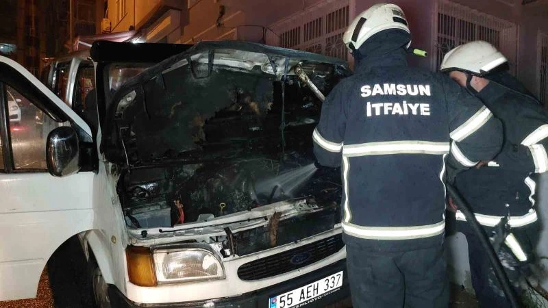 Park halindeki minibüste yangın çıktı
