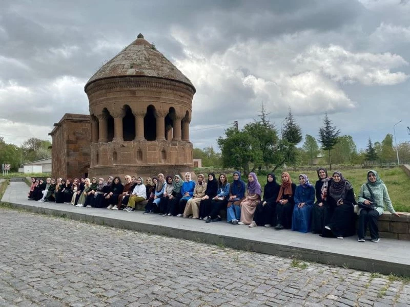Vanlı öğrenciler Bitlis’in tarihi mekanlarını gezdi
