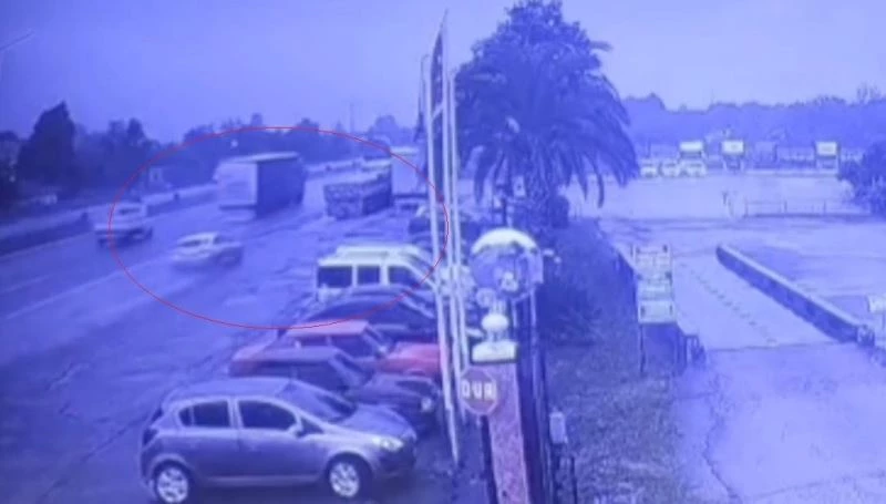 Otomobilin tırın altına girip 1 kişinin öldüğü kaza anı kamerada
