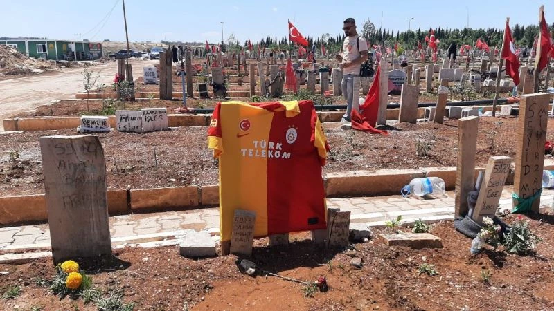 Depremde hayatını kaybeden fanatik Galatasaraylıların mezar taşına forma asıldı
