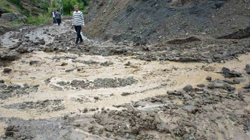 Sason’da selden kapanan köy yolları ulaşıma açıldı
