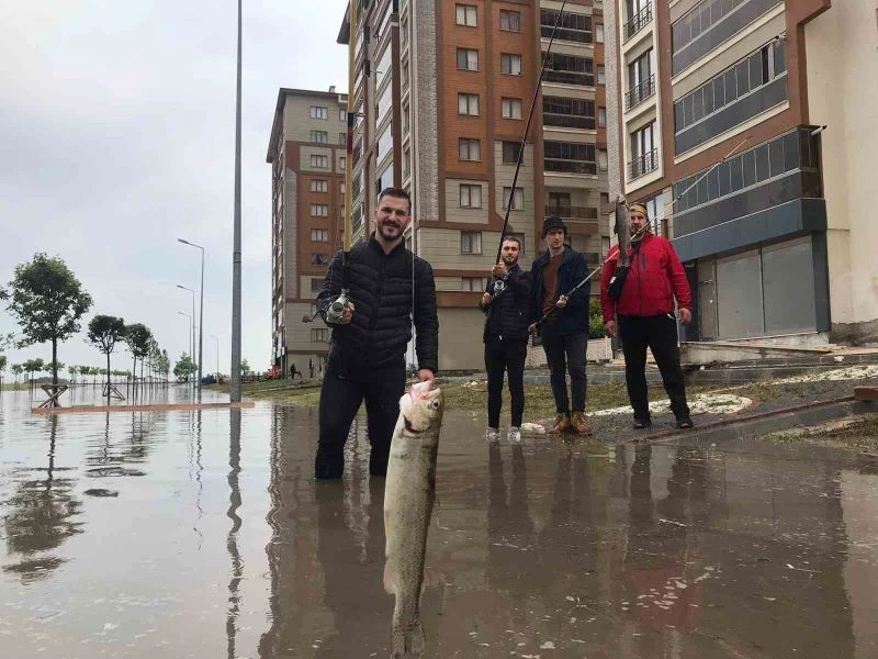 Gençlerden CHP’li belediyeye ilginç tepki: Göle dönen yolda balık tuttular
