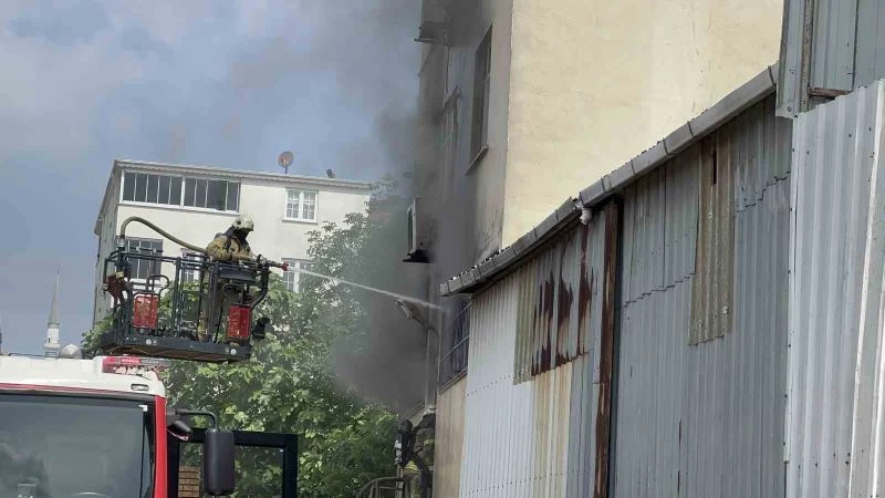 Arnavutköy’de lastik deposunda çıkan yangın paniğe neden oldu
