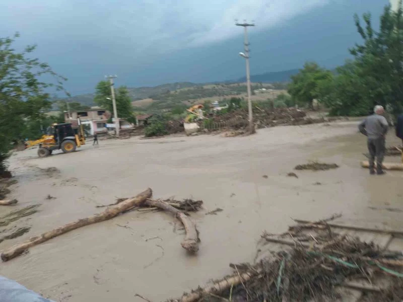 Pamukkale’de sağanak sonrası sel: Ev ve araçlar sular altında kaldı, hayvanlar telef oldu
