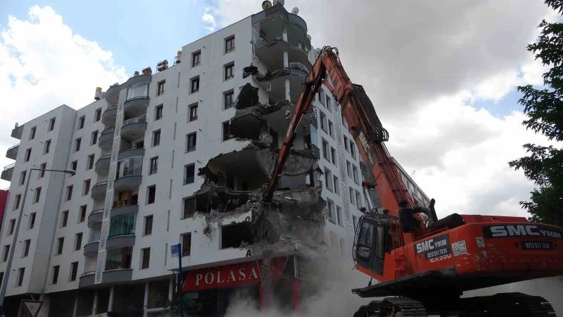 Diyarbakır’da depremde 6-7 kolonu patlayan binanın yıkımına başlandı
