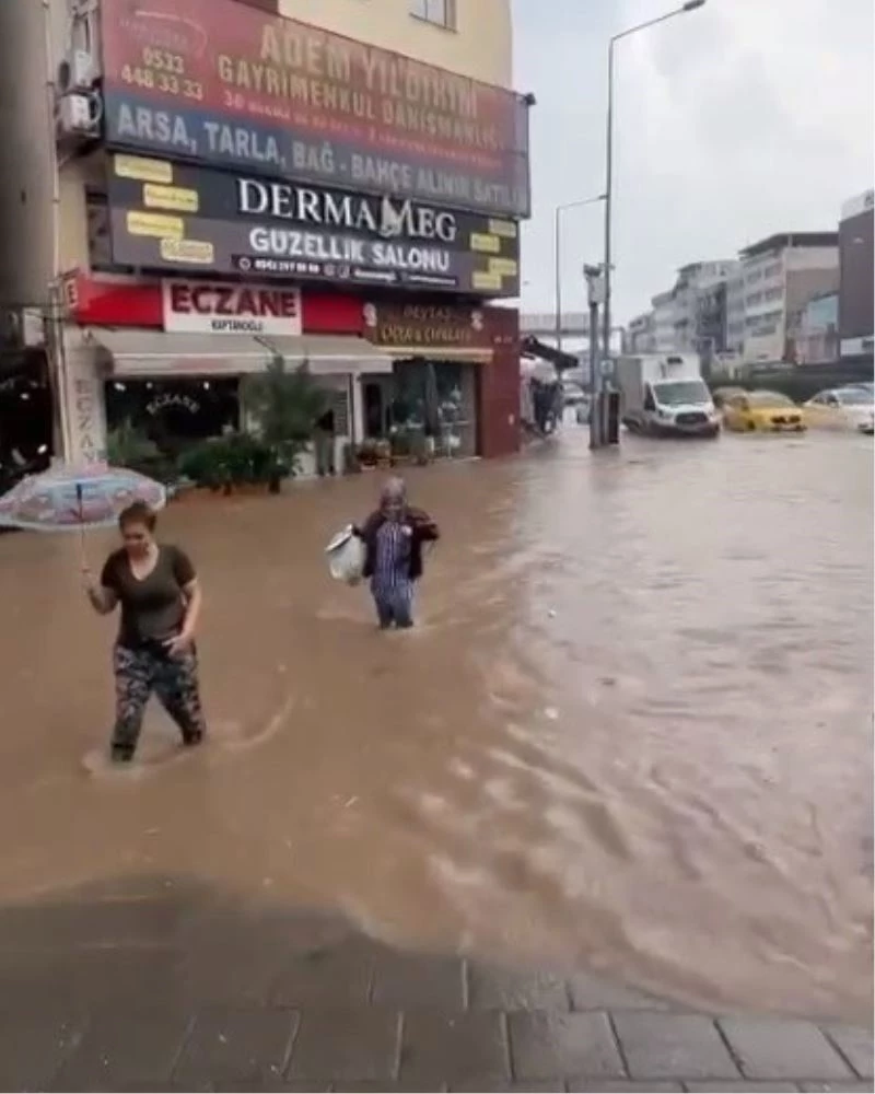Yağmur İzmir Çiğli’yi vurdu, vatandaşlar dizine kadar sularda yürüdü
