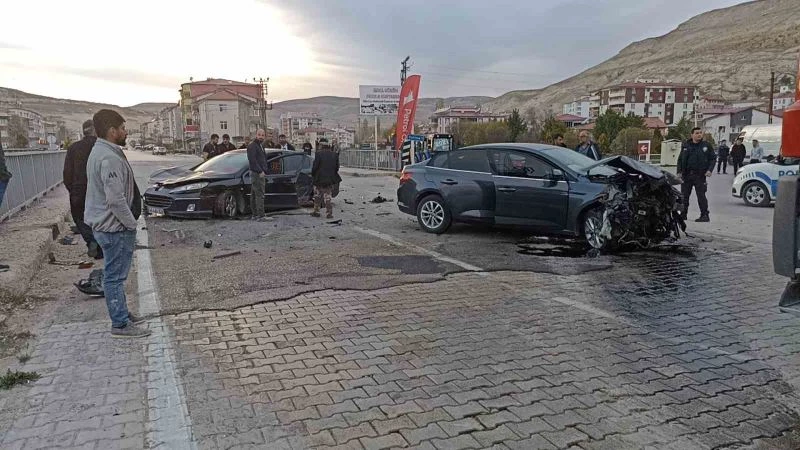 Sivas’ta otomobiller kafa kafaya çarpıştı, sürücülerin burnu bile kanamadı

