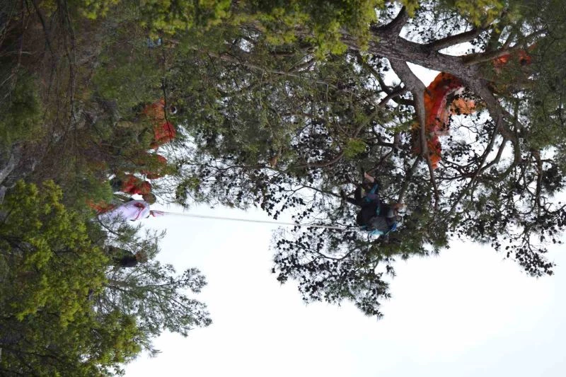 Kurtarma ekipleri ağaçlardan paraşütçü topluyor
