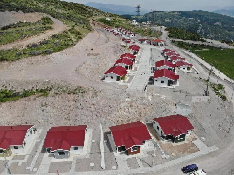 İzmir’deki heyelan mağdurları yeni evlerine kavuştu
