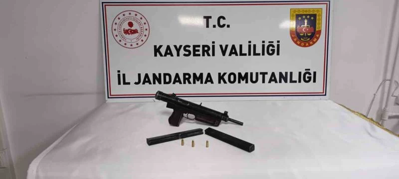 Jandarma operasyonunda otomatik tabanca ele geçirildi: 1 gözaltı
