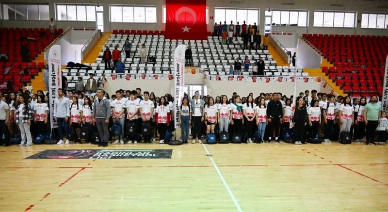 Osmaniye’de, 96 spor kulübüne nakdi yardım ve malzeme dağıtımı yapıldı