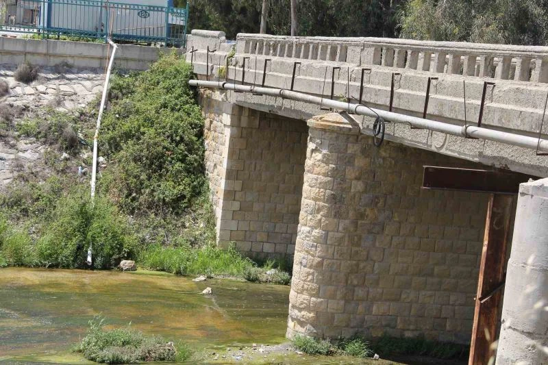 Depremde 200 yıllık tarihi köprü ayakta kaldı
