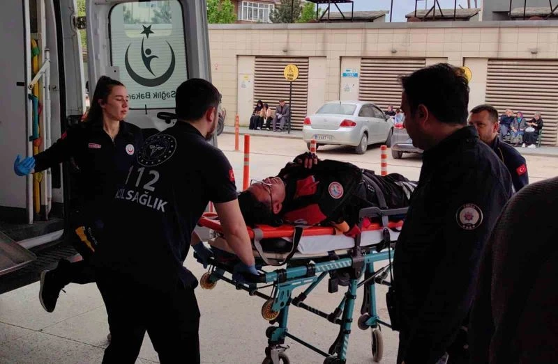 Minibüsle çarpışan motosikletli polis yaralandı
