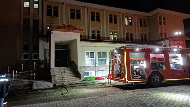 70 öğrencinin kaldığı yurtta yangın çıktı, öğrenciler geceyi okulda geçirdi
