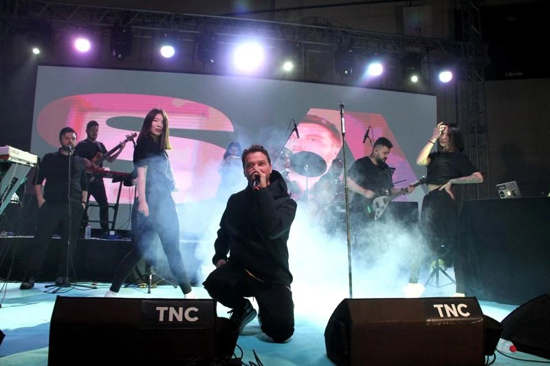 Ünlü şarkıcı Sinan Akçıl Kula’da konser verdi
