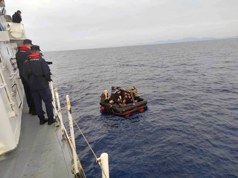 Yunanlıların geri ittiği 19 düzensiz göçmen kurtarıldı
