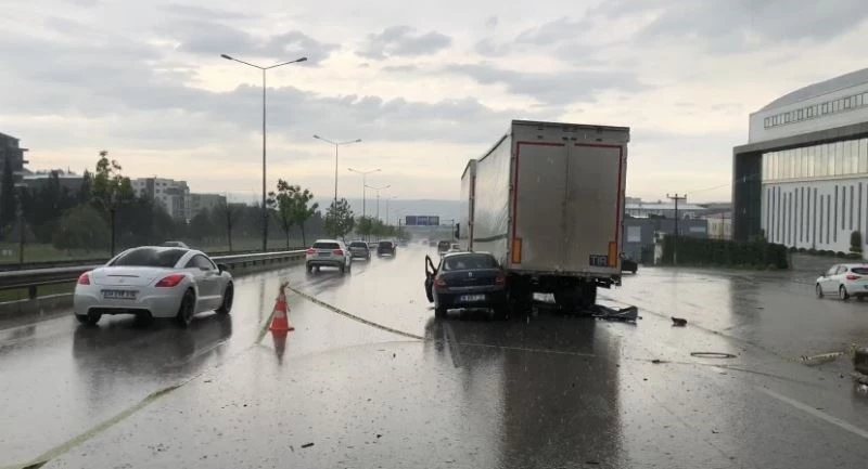 Bursa’da feci kaza, otomobil tıra ok gibi saplandı: 2 yaralı

