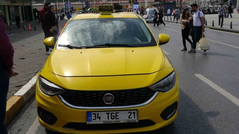 Taksim’de ticari taksi denetim: Aracında muşta bulunduran taksici gözaltına alındı
