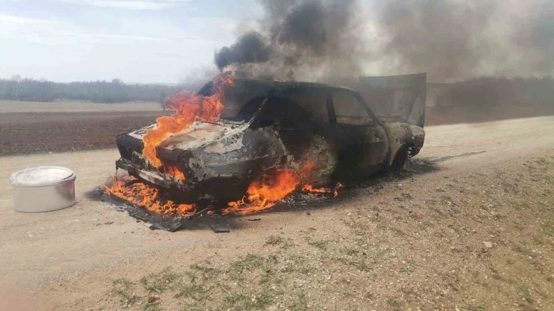 Seyir halinde alev alan otomobil kül oldu
