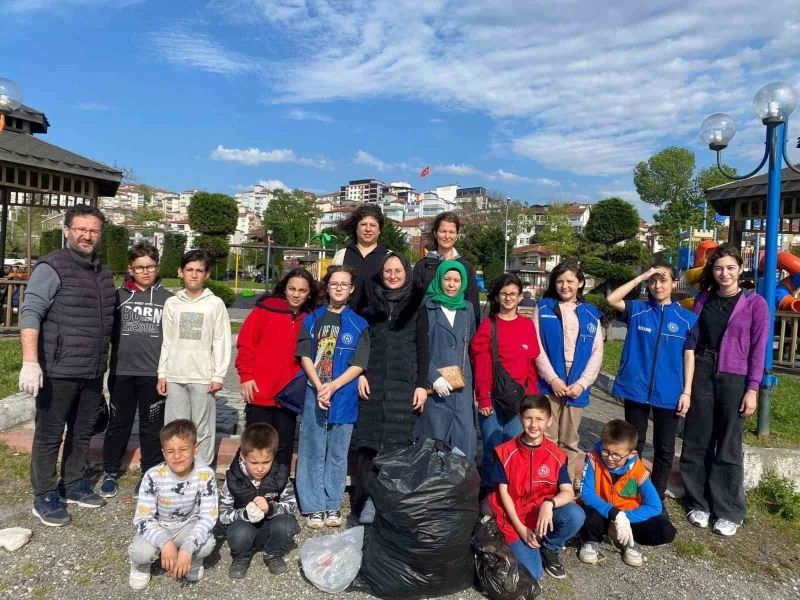 Alaplı Gençlik Merkez öğrencileri sahil kıyısında çevre temizliği yaptı
