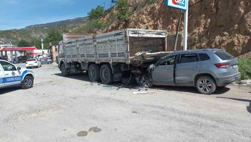 Sivas’ta otomobil kamyonun altına girdi: 1’i çocuk 5 yaralı
