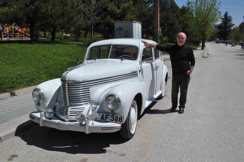  Türkiye’de 4 tane olan 73 yıllık klasik aracı hurda halden yollara döndürdü

