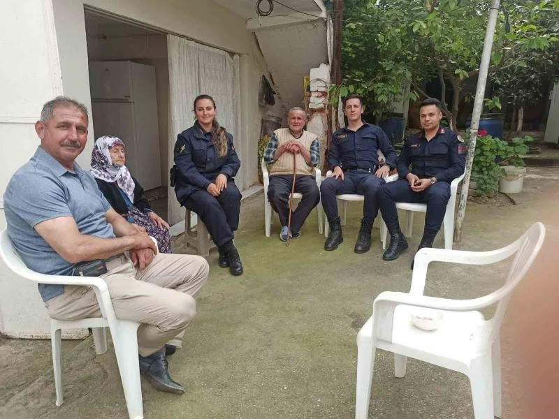 Jandarma ekipleri yaşlı çınarları unutmuyor
