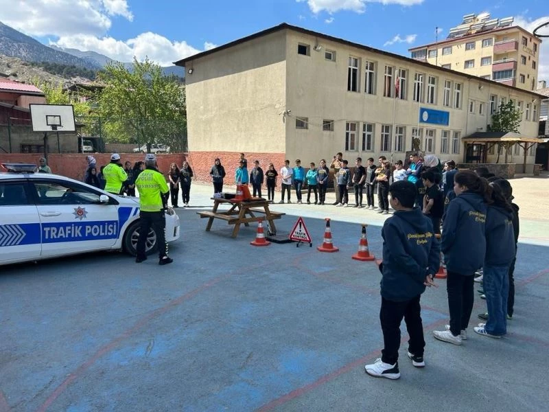 Adana’da ortaokulu öğrencilerine trafik eğitimi verildi
