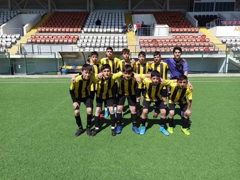 Bayburt Ortaokulu futbol takımı bölge şampiyonu

