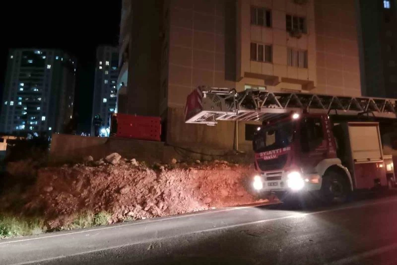 Mardin’de 17 katlı binaya çıkan genci polis ikna etti
