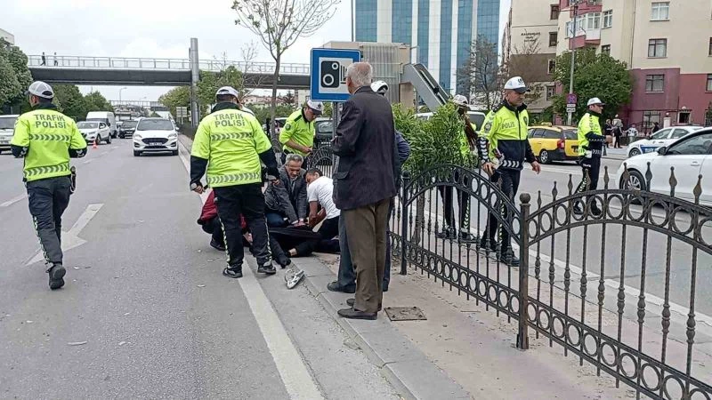 Otomobilin çarptığı kadına ilk müdahaleyi yoldan geçen doktor yaptı
