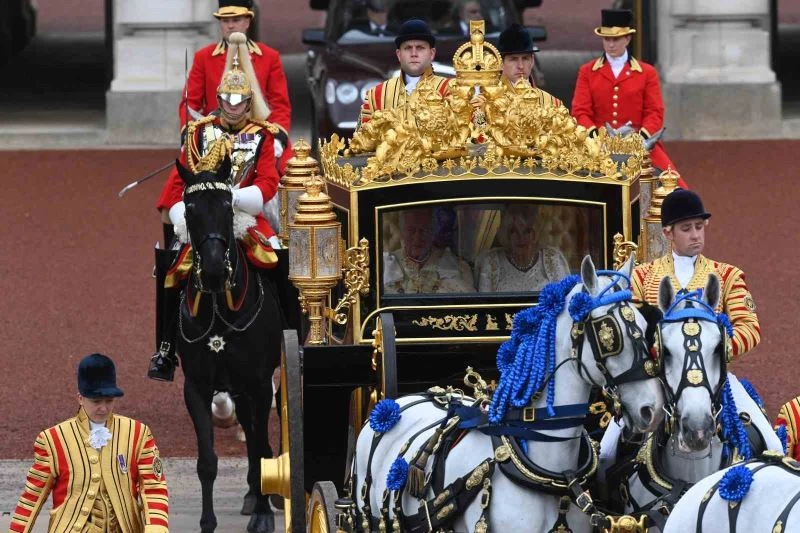 Kral III. Charles, törenle Kraliyet tacını giydi
