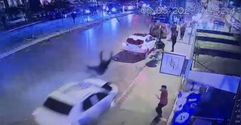 İstanbul’un göbeğinde dehşet anları kamerada: Aracını üzerlerine sürüp adamı öldürdü

