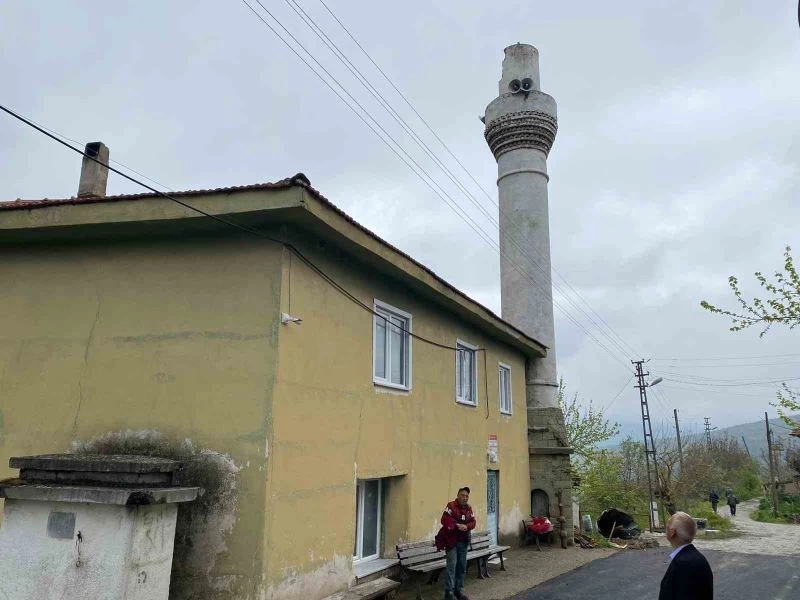  Bilecik’te cami minaresine yıldırım düştü
