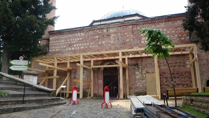 Tarihi Orhan Gazi Camii ibadete kısa süreliğine kapatıldı
