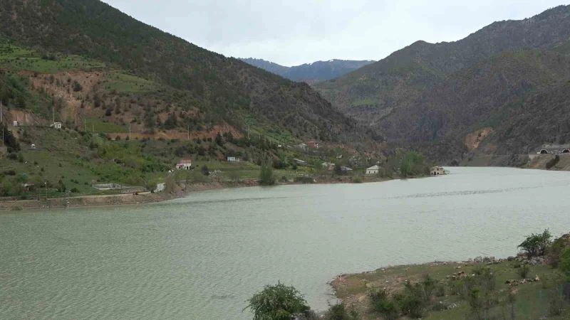 Kış mevsiminde çöle dönen Torul Baraj Gölü’nde su seviyesi normale döndü
