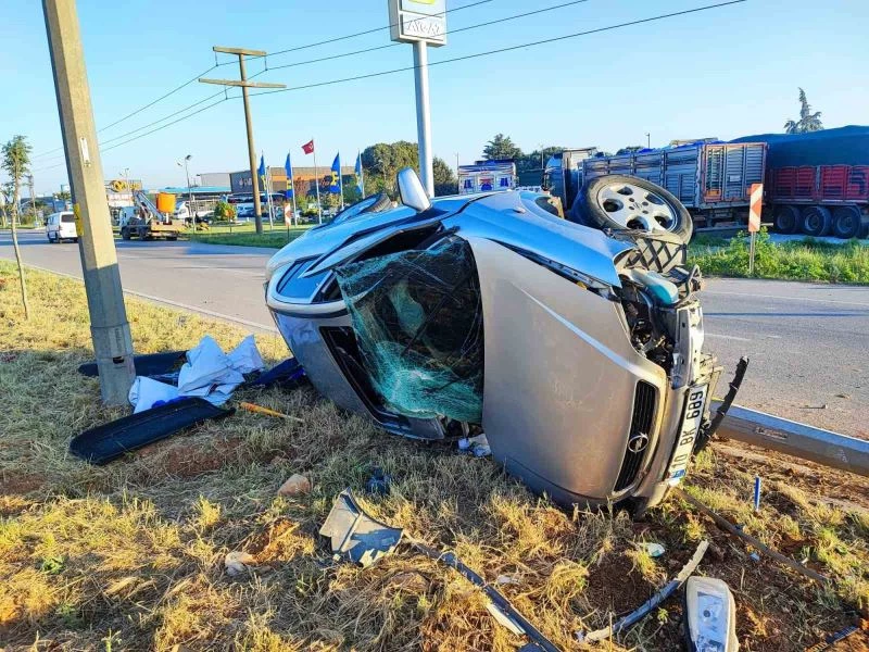 Bandırma’da otomobil elektrik direğine çarptı: 3 yaralı
