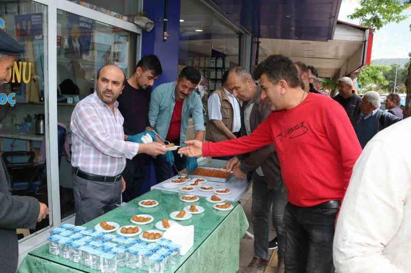 Amasya’da EYT emeklisi berber ilk maaşıyla halka baklava dağıttı
