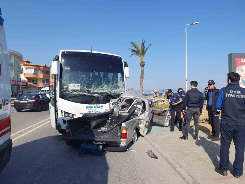 İzmir’de midibüs ile pikap çarpıştı: 1 ölü, 6 yaralı

