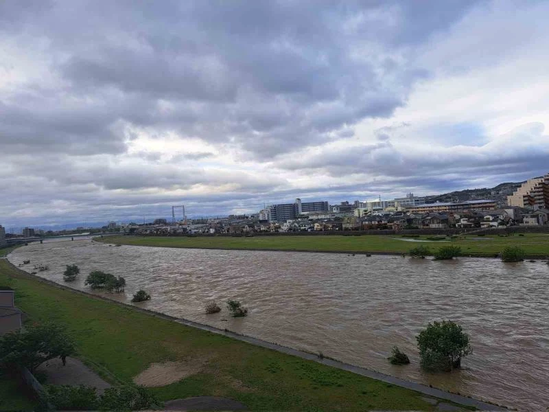 Japonya’da nehirdeki set çöktü, ev ve araçlar sular altında kaldı
