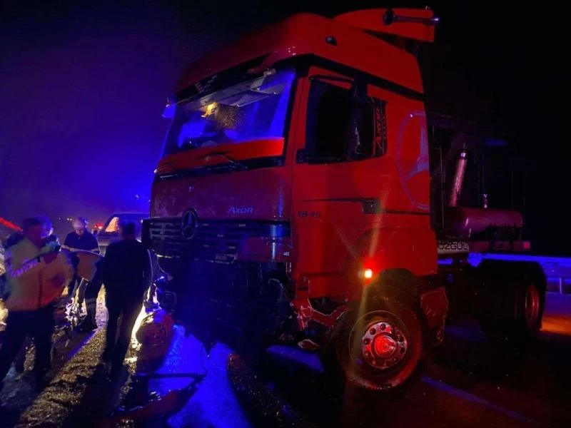 Bilecik’te kontrolden çıkan tır refüje çarparken, 2 kişi yaralandı
