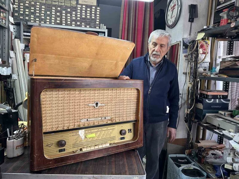 Vatandaşlar antika radyo tamiri yerine sıfır radyoya yöneliyor
