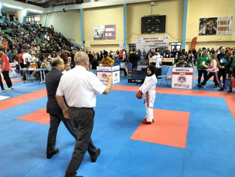 Karateci kızın kıyafeti nedeniyle turnuvadan men edilmesine tepki yağıyor
