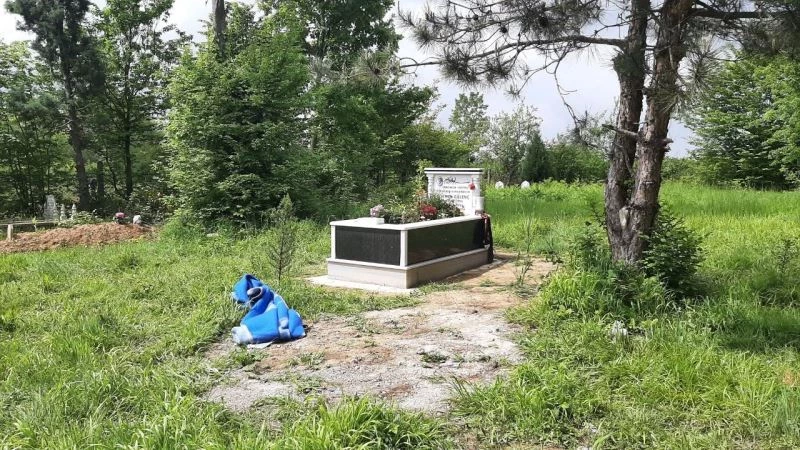 Evinin önünde kadın cesedi bulunan şahıs, oğlunun mezarı başında ölü bulundu
