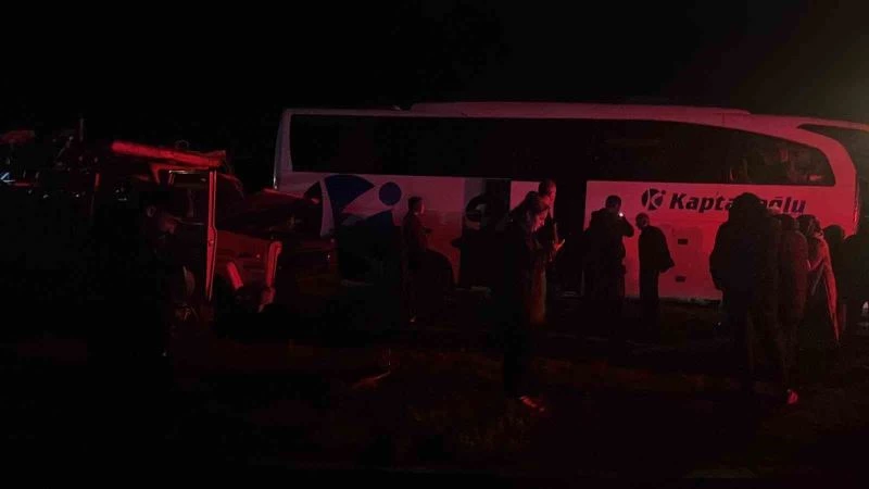 D100’de otobüs ile kamyonet çarpıştı: 1 yaralı
