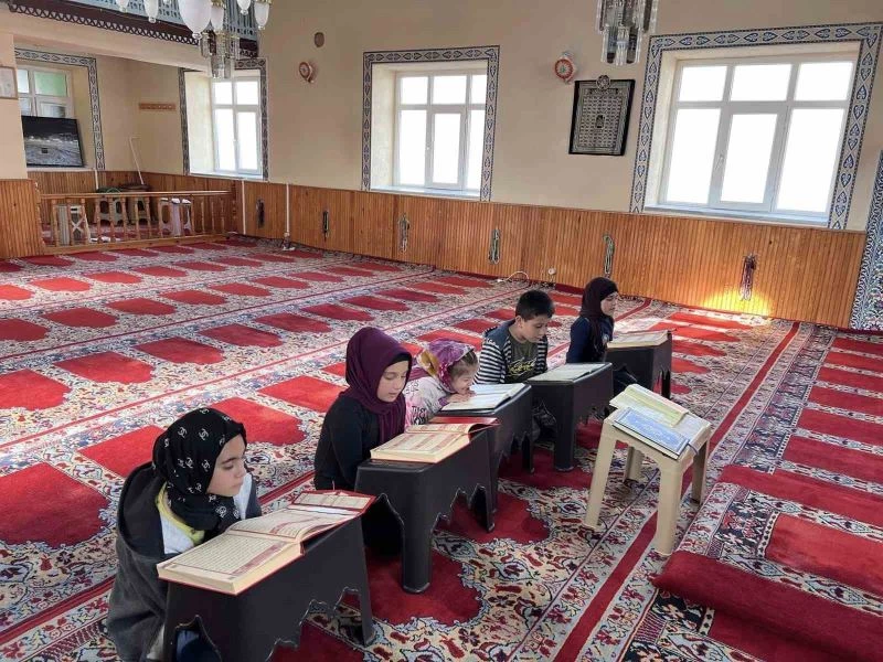 Hisarcık’ta çocuklara camide Kur’an eğitimi aralıksız devam ediyor
