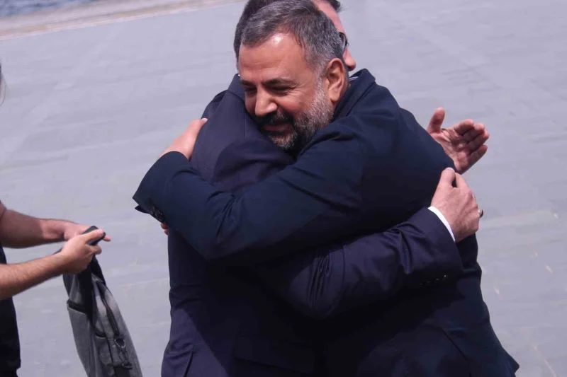 İzmir’deki taşlı-sopalı olayın ardından AK Parti ve CHP’li başkanlar sarılarak poz verdi
