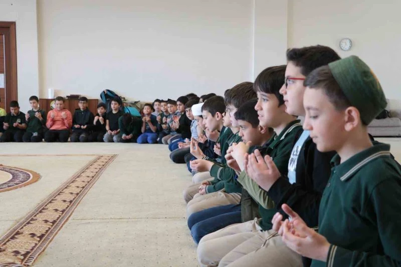 Hafızlar, depremde hayatını kaybeden ve görev alanlar için hatim indirip dua etti
