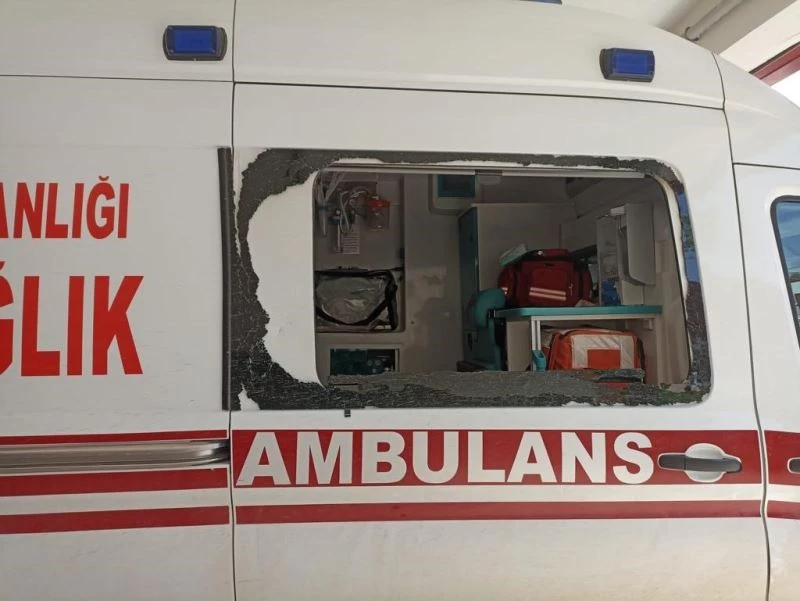 Sağlık ekiplerine saldırdı, ambulansın camını kırdı

